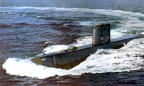 Primul submarin bazat pe energie nucleară   "USS Nautilus" este lansat la apă jpeg