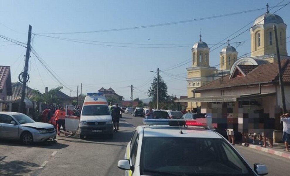 Un şofer a intrat cu maşina pe trotuar şi a lovit două persoane care se aflau pe o bancă. Una dintre ele a murit