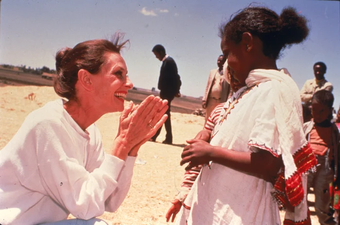 Audrey Hepburn, în Etiopia, ca ambasador UNICEF, 1988