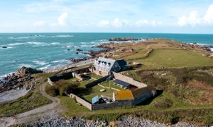 insula care se poate inchiria in intregime cu doar 50 de euro pe noapte are o casa cu 9 dormitoare complet utilata 953623 webp