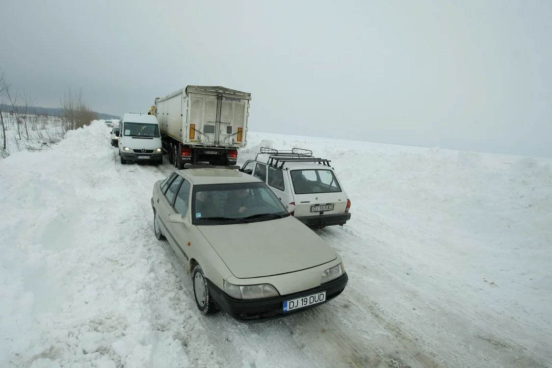 Zeci de drumuri din 29 de judeţe sunt blocate chiar în ziua alegerilor parlamentare FOTO Adevărul