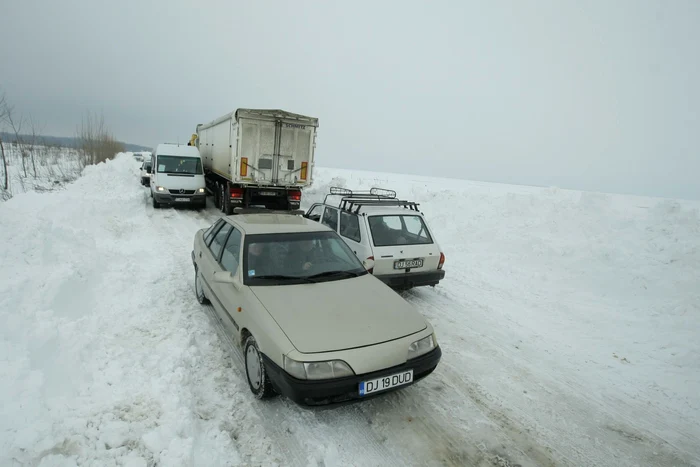 Zeci de drumuri din 29 de judeţe sunt blocate chiar în ziua alegerilor parlamentare FOTO Adevărul