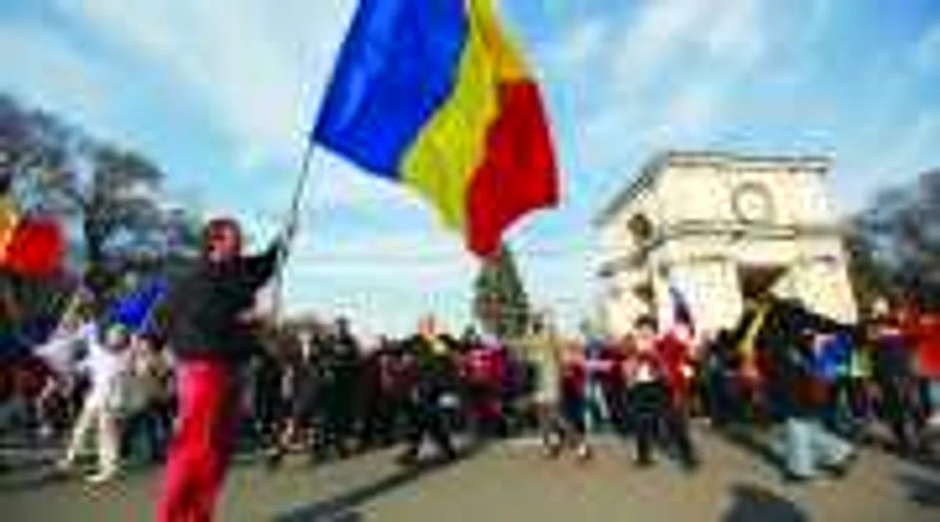 Manifestanţii au încins Hora Unirii în Piaţa Marii Adunări Naţionale. Foto de Eduard Bâzgu