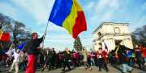 Manifestanţii au încins Hora Unirii în Piaţa Marii Adunări Naţionale. Foto de Eduard Bâzgu