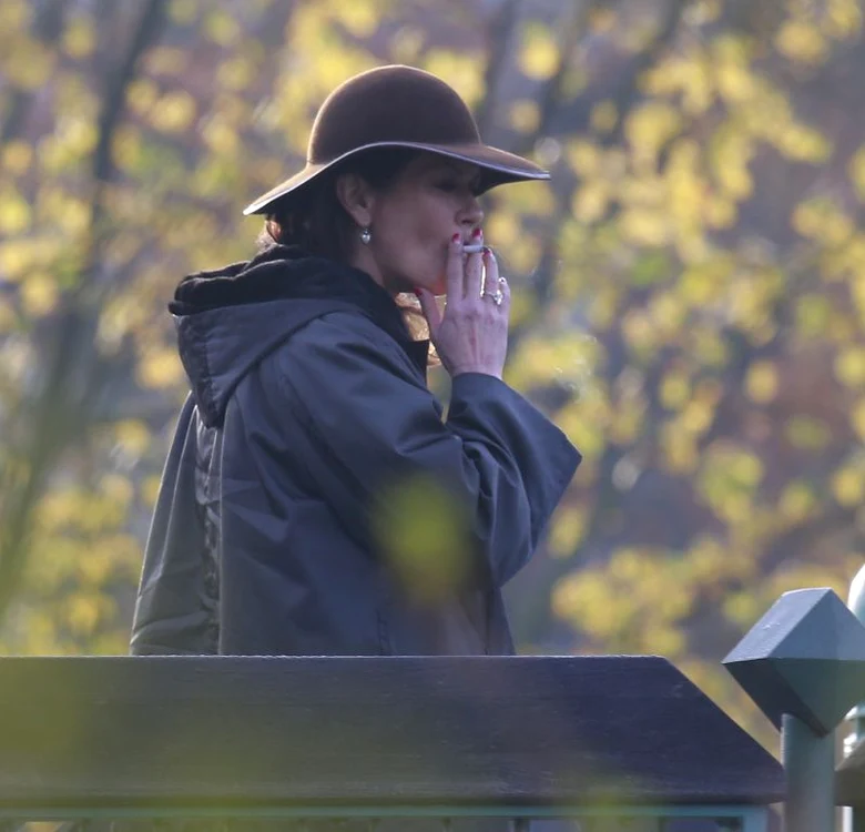 
    Kate Winslet, relaxare cu o cafea şi o ţigarăFoto: Splash  