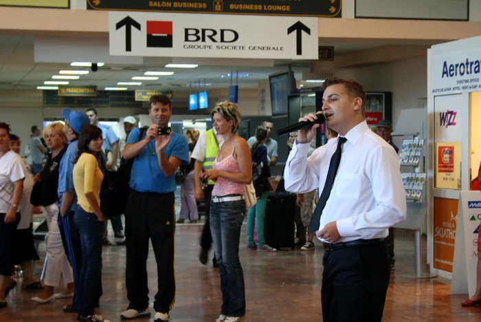 Paul Alimăreanu în recital la aeroport