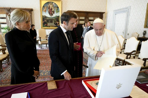 Soții Macron și Papa Francisc