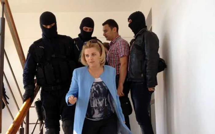 Delia Moldoveanu, directorul adjunct al APIA Suceva, condusă de mascaţi la audieri FOTO Dinu Zară