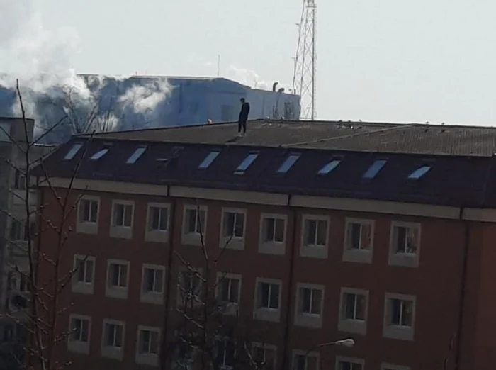 Bărbatul nu s-a lăsat convins să coboare în siguranțăFoto: observatornews.ro