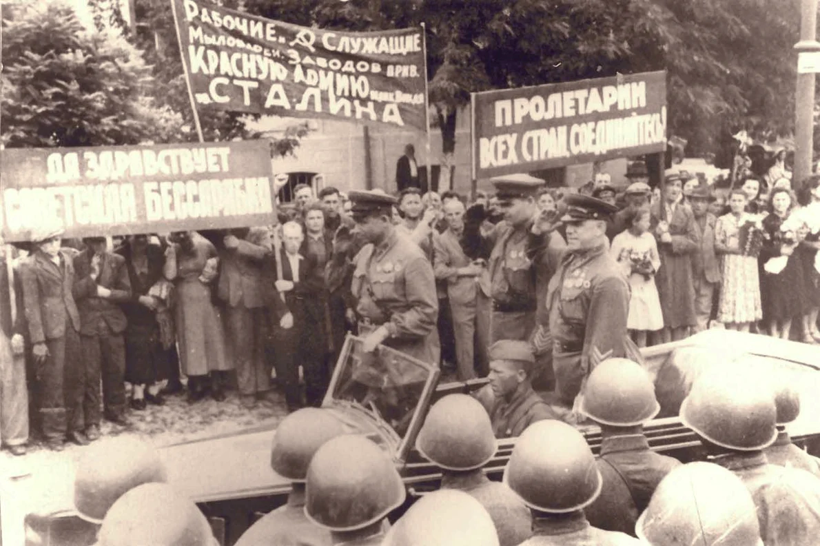 Paradă sovietică la Chișinău, la 4 iulie 1940 (© Wikimedia Commons)