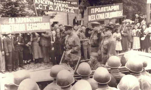 Paradă sovietică la Chișinău, la 4 iulie 1940 (© Wikimedia Commons)