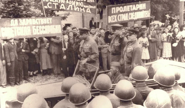 Paradă sovietică la Chișinău, la 4 iulie 1940 (© Wikimedia Commons)