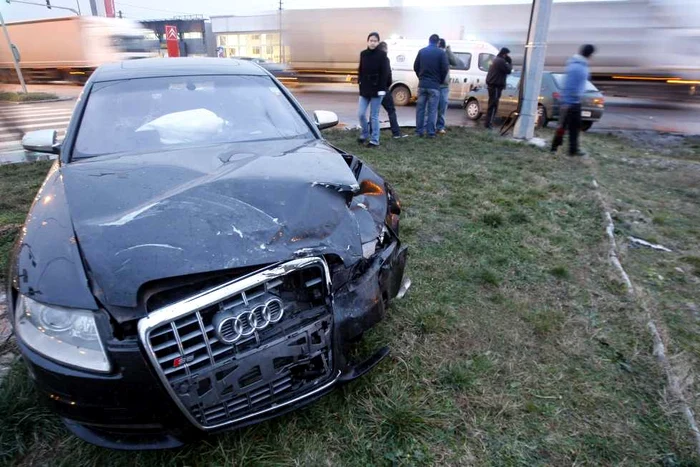 Ambele maşini implicate în accident au fost serios avariate