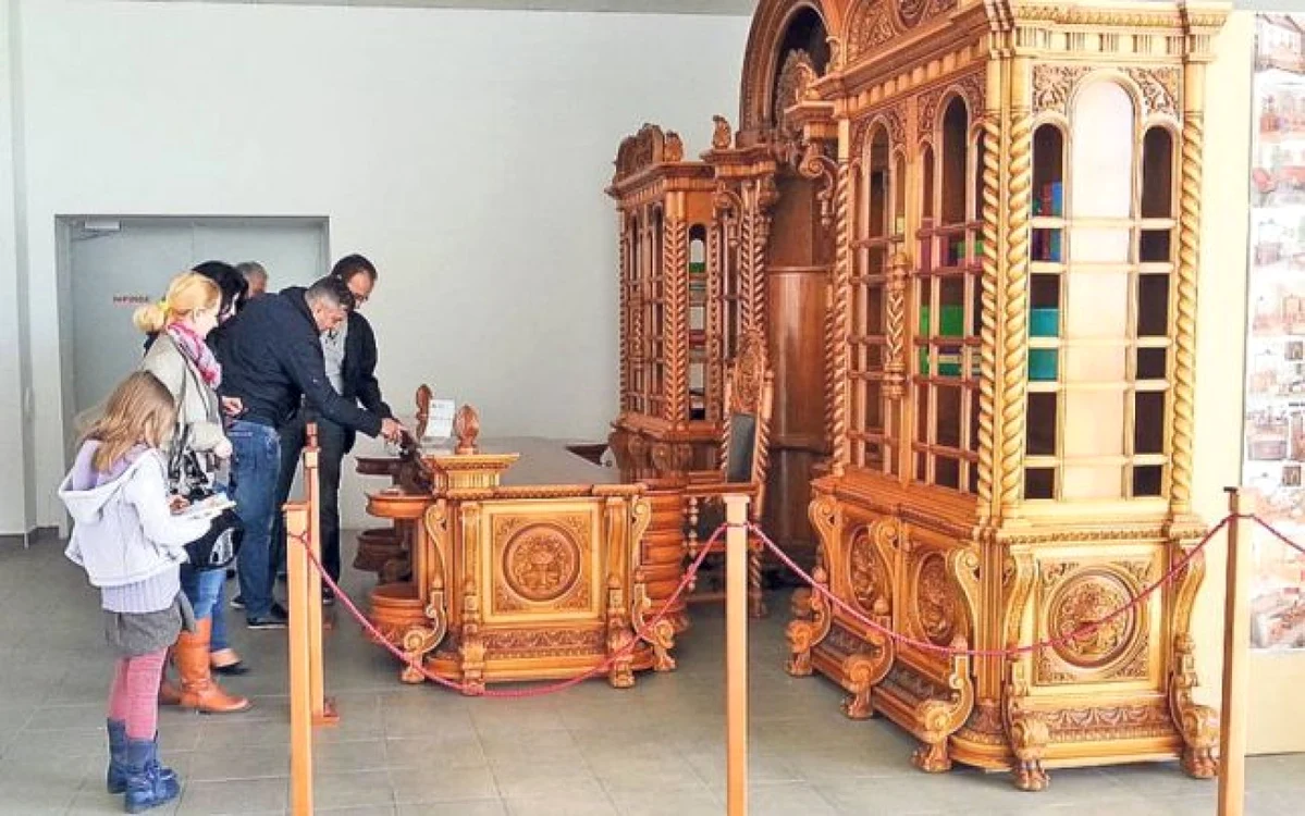 Mobila făcută pentru ziua lui Nicolae Ceauşescu FOTO arhivă