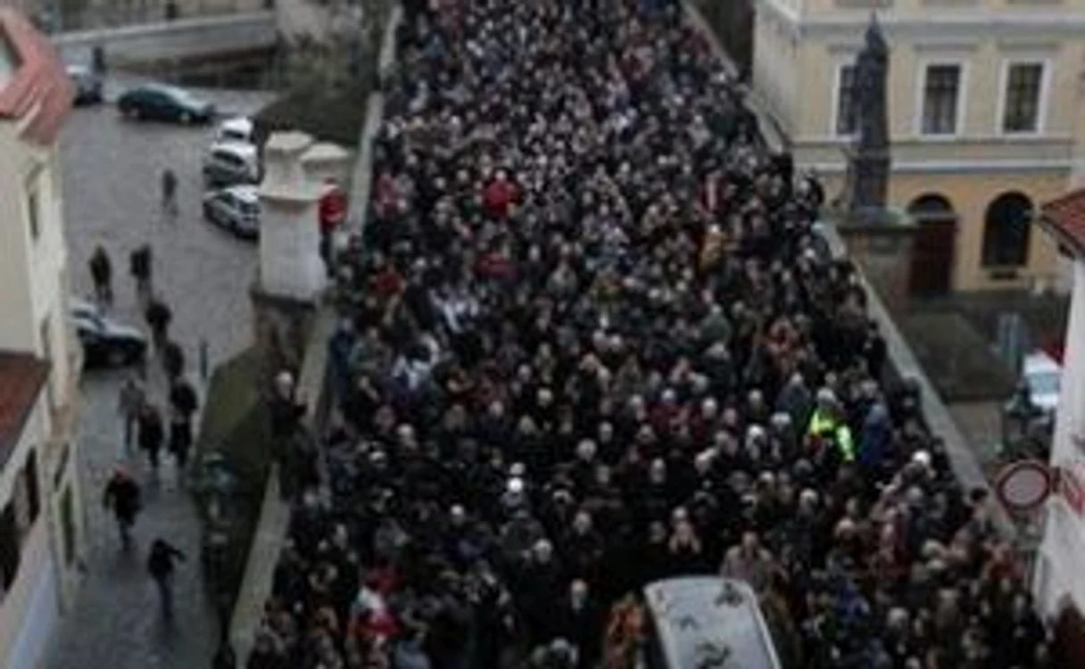 Cortegiul funerar care a însoţit sicriul lui Vaclav Havel spre Castelul din Praga