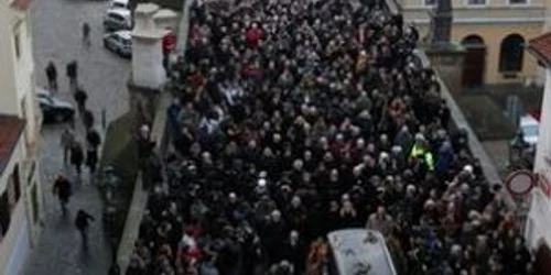 Cortegiul funerar care a însoţit sicriul lui Vaclav Havel spre Castelul din Praga