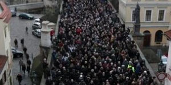 Cortegiul funerar care a însoţit sicriul lui Vaclav Havel spre Castelul din Praga