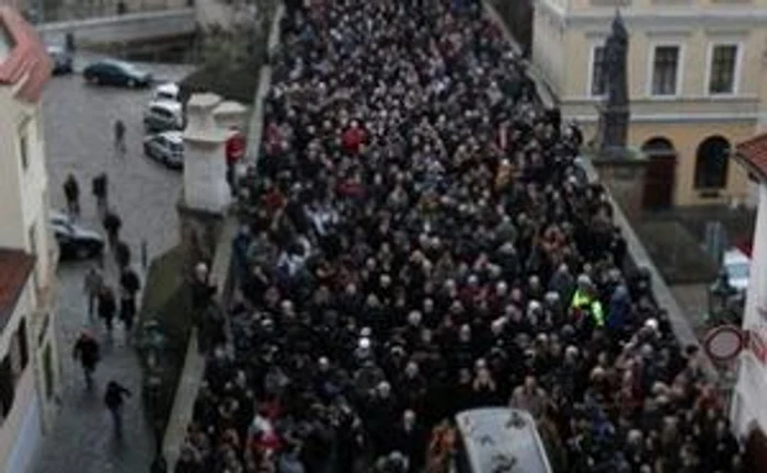 Cortegiul funerar care a însoţit sicriul lui Vaclav Havel spre Castelul din Praga