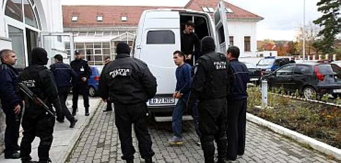 Braşov: Interlopii braşoveni au ocupat o sală întreagă de judecată