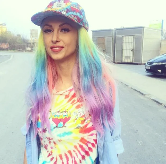 Artista și-a asortat părul cu vestimentația multicoloră