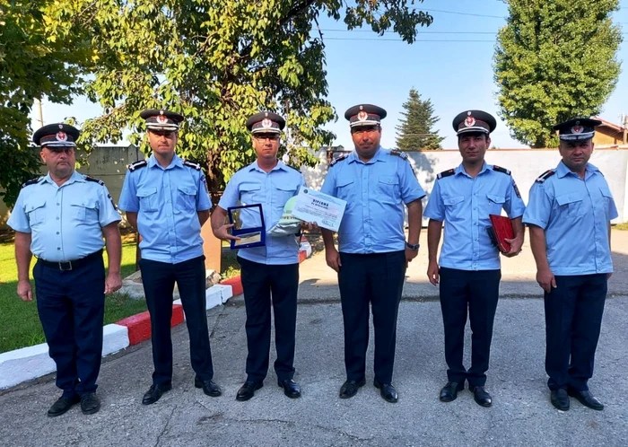 Lt.col. Marin Gheorghe(al patrulea din dreapta) a ieşit la pensie FOTO Facebook/ISU Călăraşi