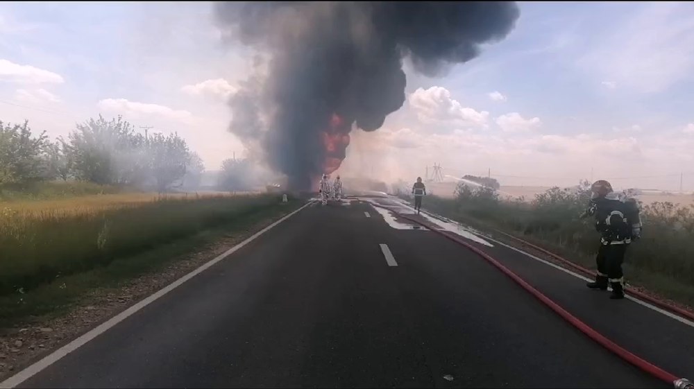 Cisternă cu benzină în flăcări în zona Lacului Sărat. Este pericol de explozie, iar o persoană este carbonizată VIDEO