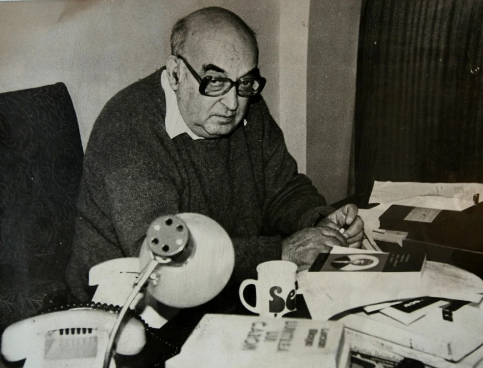 Iosif Sava, in locul sau favorit: la masa de lucru FOTO: ARHIVA FAMILIEI SAVA