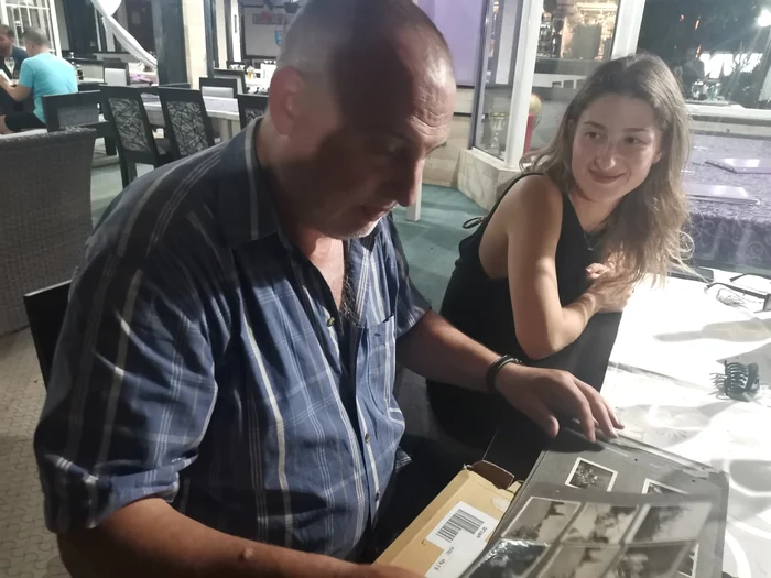 Andrei și Nina răsfoiesc un album FOTO Ștefan Both