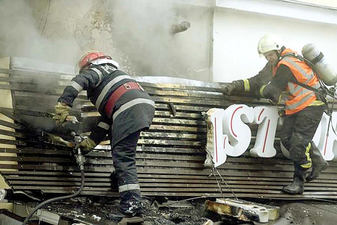 Incendiul a izbucnit  din cauza unei hote  de bucătărie defecte