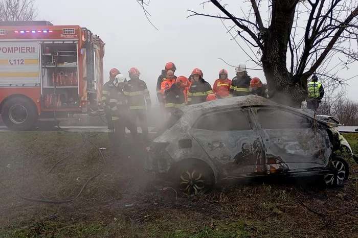 Mașina a ars ca o torță FOTO: ISU Slatina