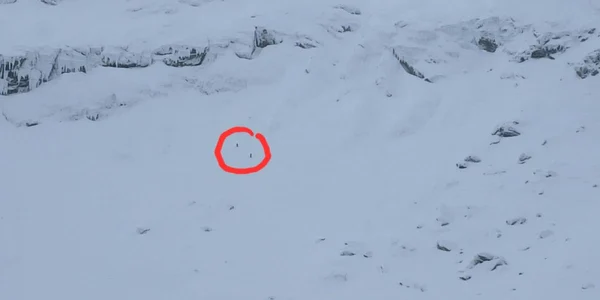 avalansa de mari dimensiuni provocata de doi schiori la balea lac zapada a ajuns dincolo de zona chioscurilor 1035407 jpeg