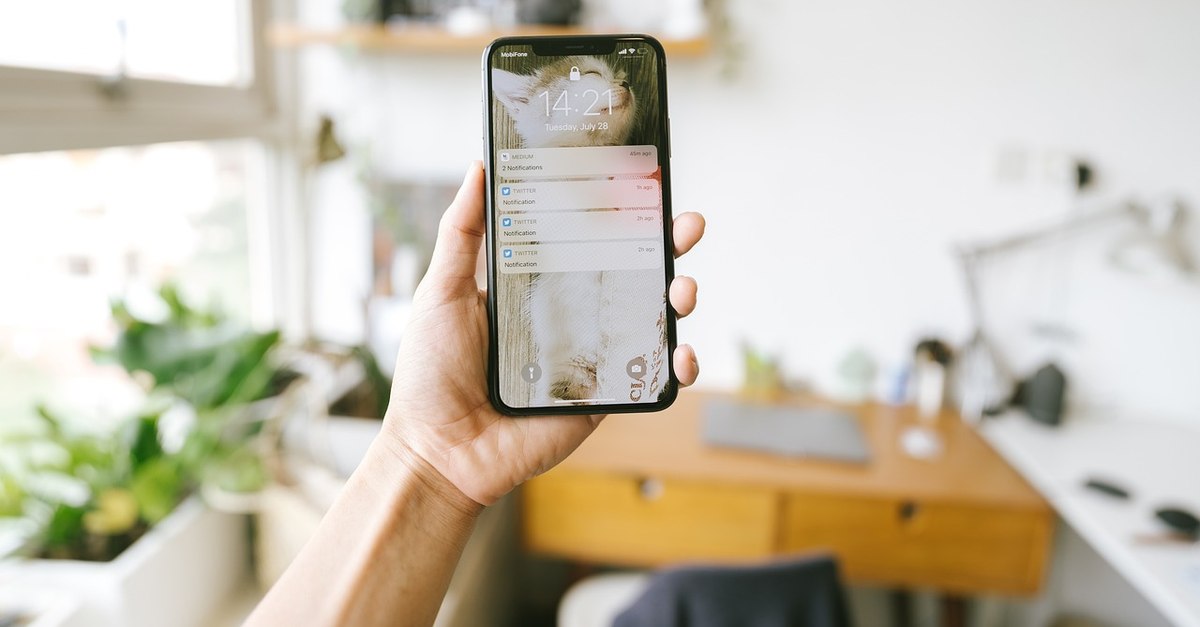 Un bărbat din China, șocat după ce a deschis cutia câștigată la petrecerea firmei. Nu era iPhone-ul mult așteptat