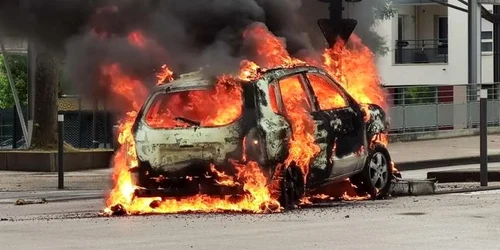 Masina incendiata la Dijon FOTO EPA-EFE