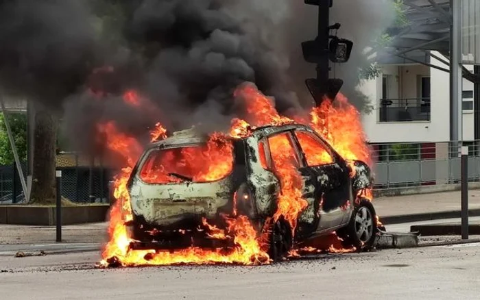 Maşină incendiată la Dijon în timpul confruntărilor dintre ceceni şi maghrebieni FOTO EPA-EFE