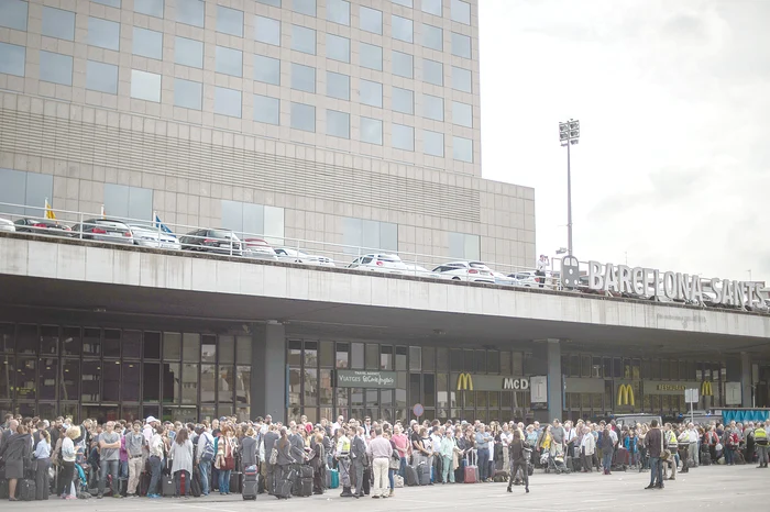 
    S-au format cozi de mii  de persoane în autogări  