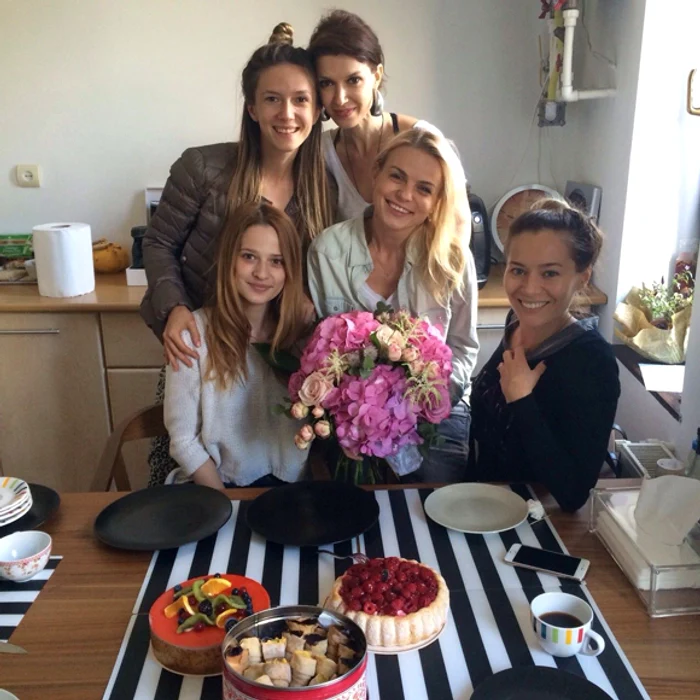 Jojo a împlinit miercuri (22 aprilie) 34 de ani și a fost sărbătorită de colegele din spectacolul „Nunta perfecta” care va avea premiera la 11 mai