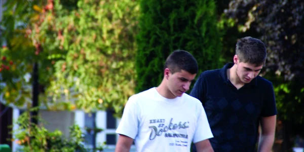 Claudiu Hauptmann (dreapta) se pregăteşte de examenul maturităţii