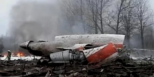 Resturile avionului preşedintelui polonez, Lech Kaczynski, după accidentul de la Smolensk din aprilie 2010 