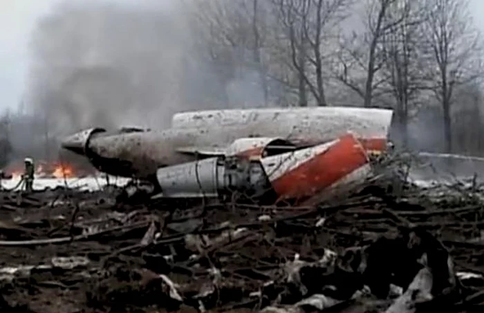 Resturile avionului preşedintelui polonez, Lech Kaczynski, după accidentul de la Smolensk din aprilie 2010 