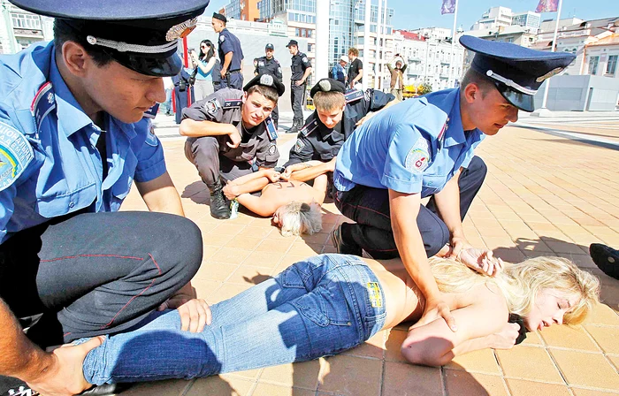 Poliţia a intervenit în forţă la protestul celor de la Femen din faţa stadionului  olimpic din Kiev