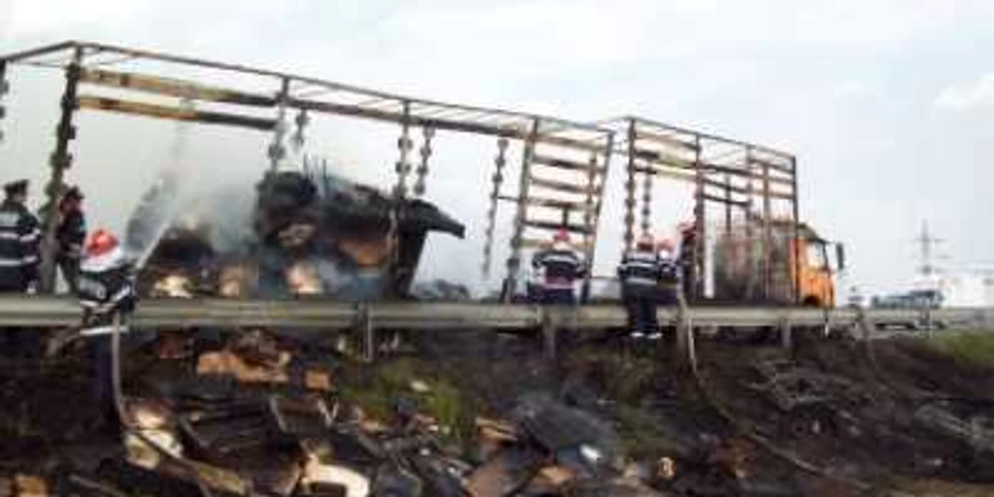 Piteşti: Tir încărcat cu mobilă, făcut scrum