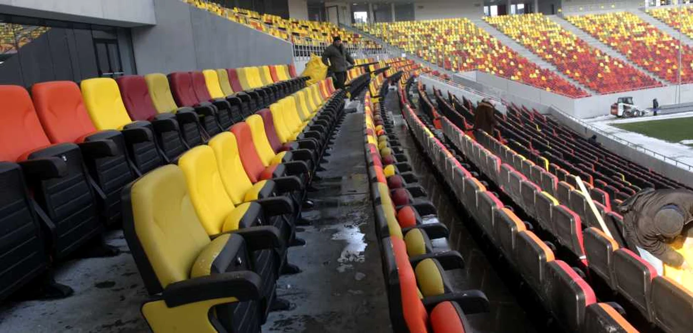 Gazonul de pe Arena Naţională, pregătit pentru meciul de mâine