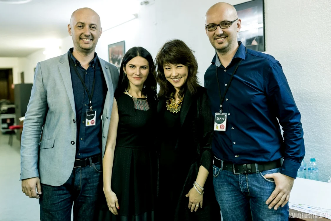 Dragoş Bâscă, Răzvan Bâscă şi Andreea Stoleru alături de artista Youn Sun Nah FOTO Miluţă Flueraş