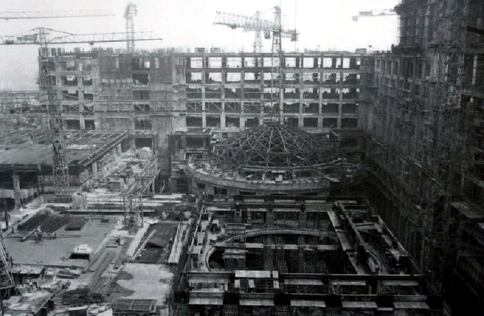 Imagine din timpul construcției Casei Poporului / foto: arhiva