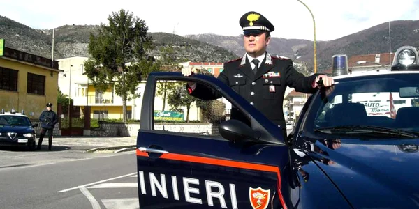 Trei carabinieri au fost bătuți de 20 de tineri