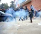 Scene violente între protestatari si poliţişti dupa ce a fost atacat sediul unui partid din Albania. FOTO EPA-EFE
