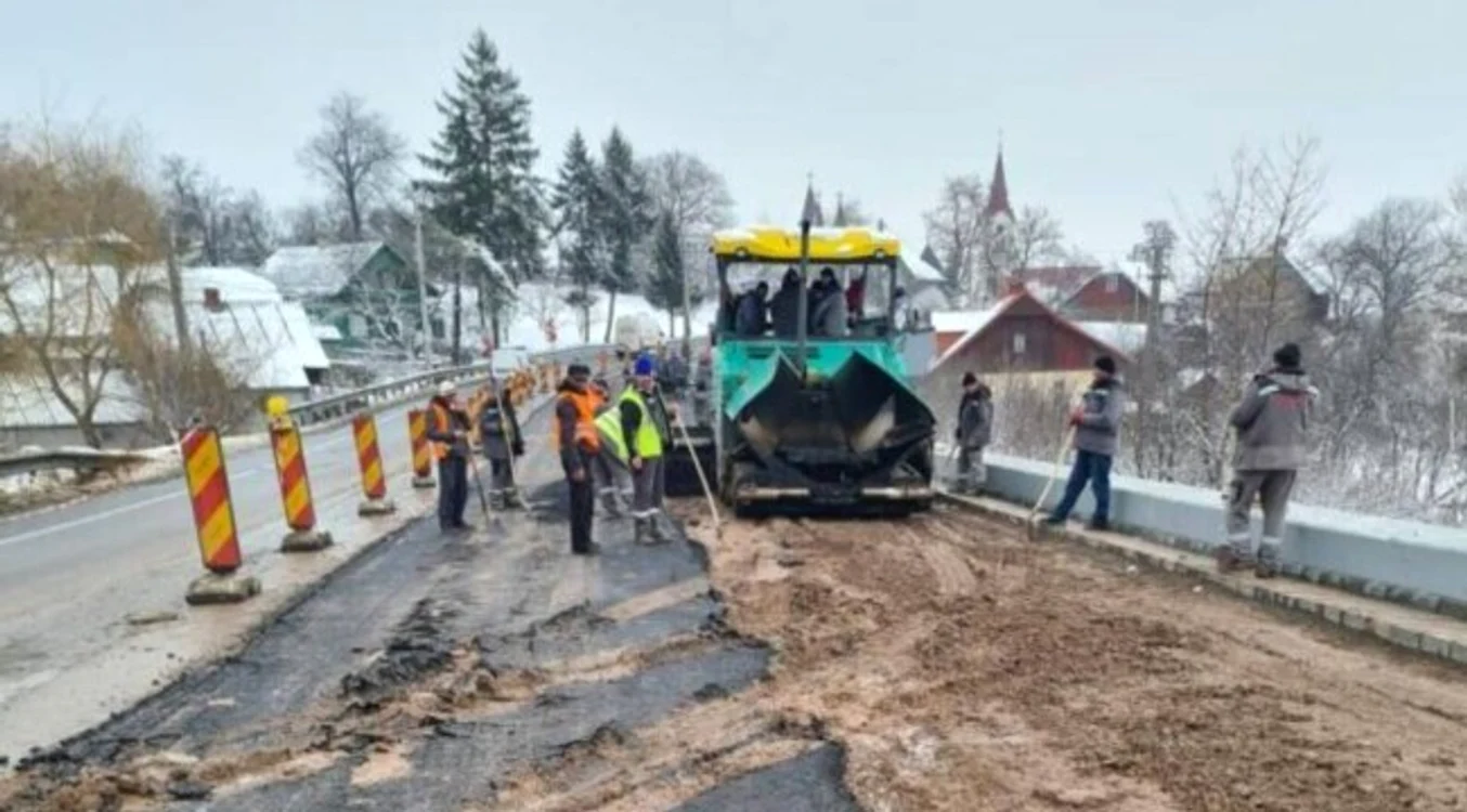 
    Românii încearcă să modernizeze DN 17 turnând asfalt peste noroi spre amuzamentul localnicilorFoto: monitorulsv.ro  