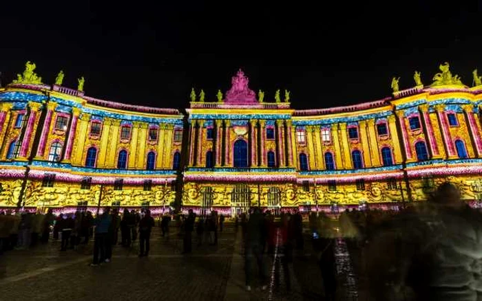 Instalaţiile multimedia vor putea fi descoperite pe traseul dintre Muzeul Naţional de Artă al României şi Splaiul Independenţei, în perioada 20 -23 aprilie, între orele 20:30 şi 23:00