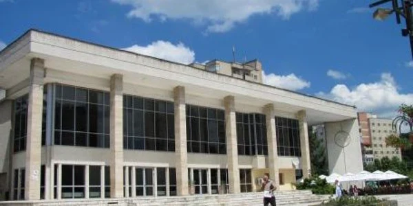 Preţul unui bilet este de 5 lei pentru copii şi 10 lei pentru adulţi