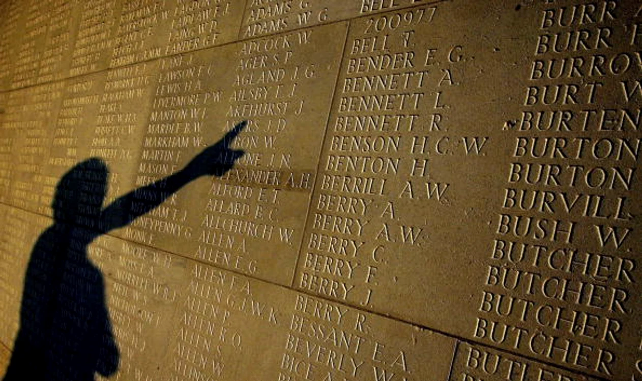 Pe mausoleu sunt inscripționate numele a peste 70.000 de soldați uciși la Somme